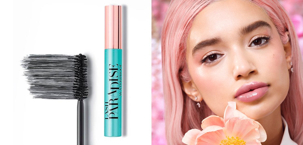 Junge Frau mit Rosa gefärbten Haaren und Make-up mit Lash Paradise Mascara
